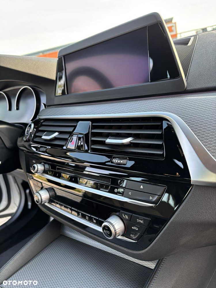 BMW Seria 5 518d M Sport - 12