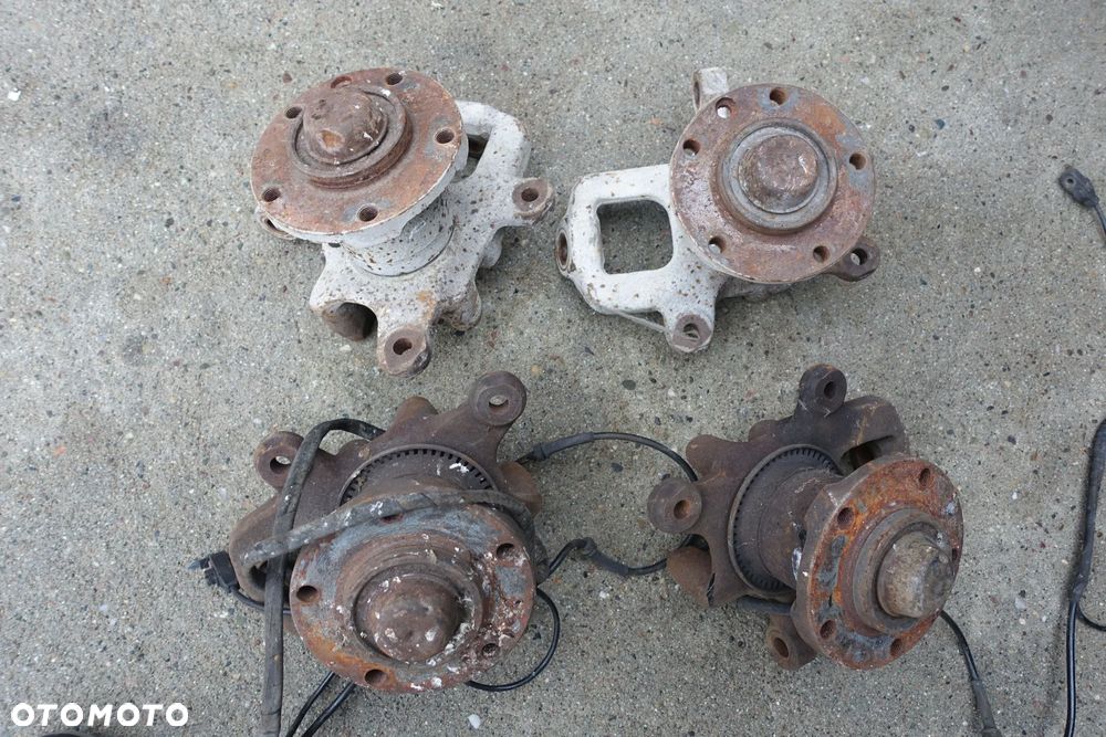 ZWROTNICA PIASTA LEWA PRAWA Z ABS SPRINTER VW LT 35 96-06r. - 5