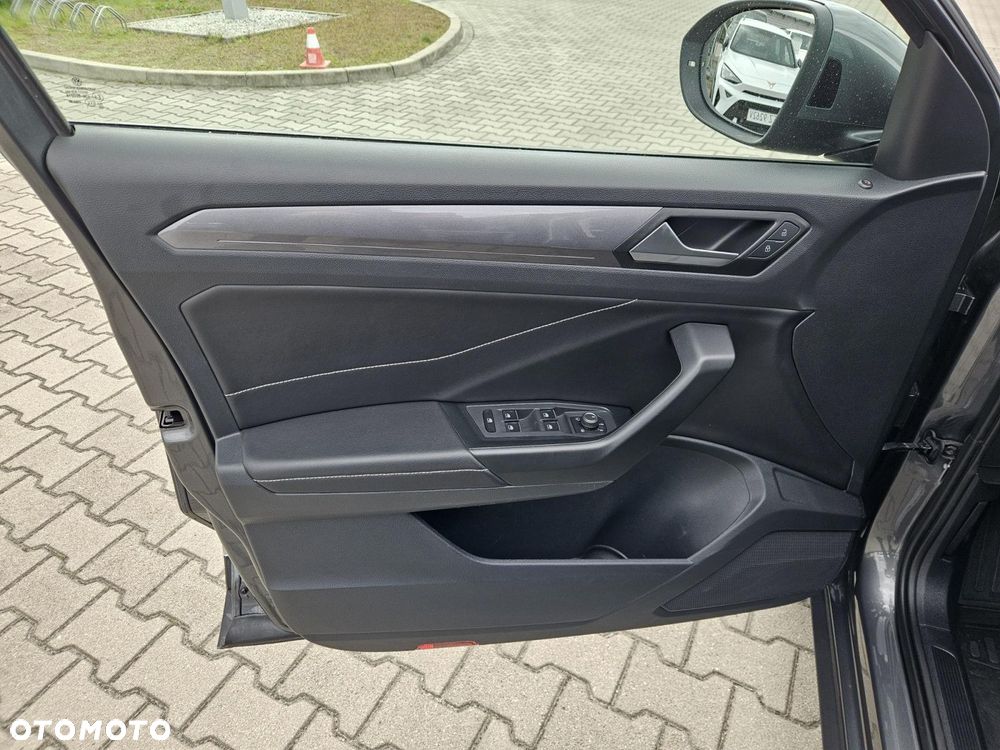 Volkswagen T-Roc - 12