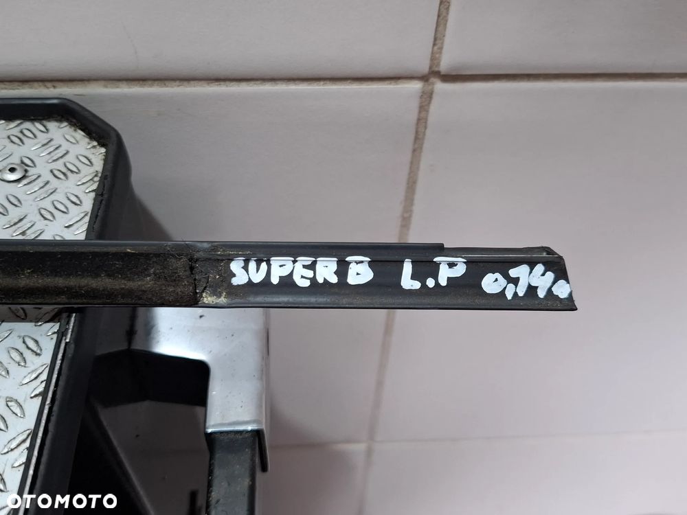 Listwa drzwi lewy przód zgarniająca chrom Skoda Superb 2014 rok lift - 2