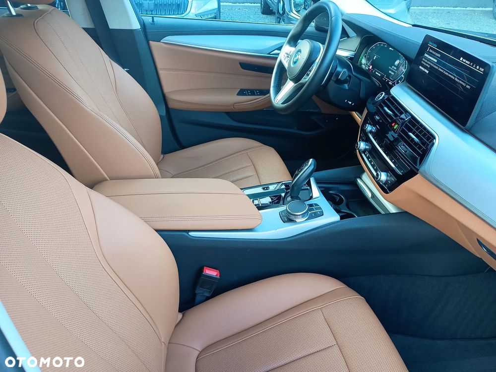 BMW Seria 5 530e Business Edition sport - 27