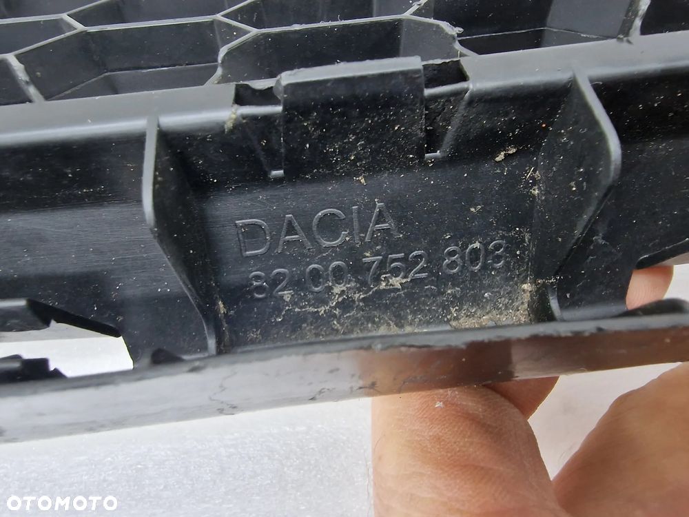 DACIA LOGAN I LIFT 09- KRATKA ŚRODKOWA ZDERZAKA PRZEDNIEGO , NR 8200752803 , NR AUKCJI K343 - 10