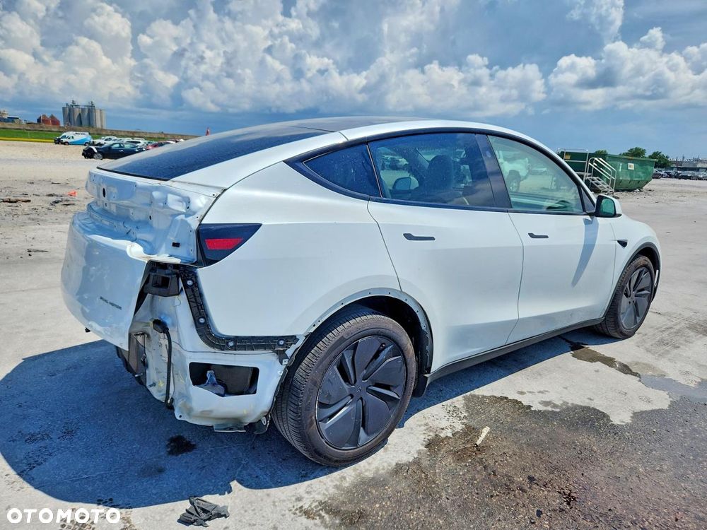 Tesla Model Y Long Range Dual Motor AWD - 4