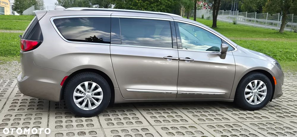 Chrysler Pacifica - 16