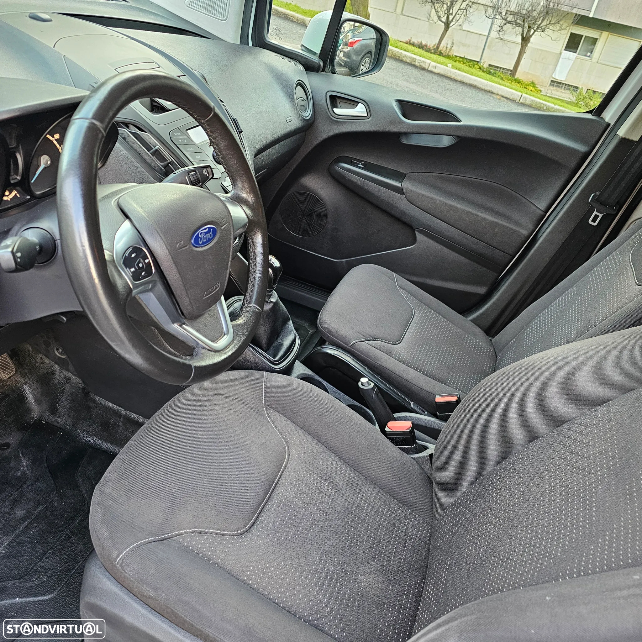 Ford Transit Courier - 11