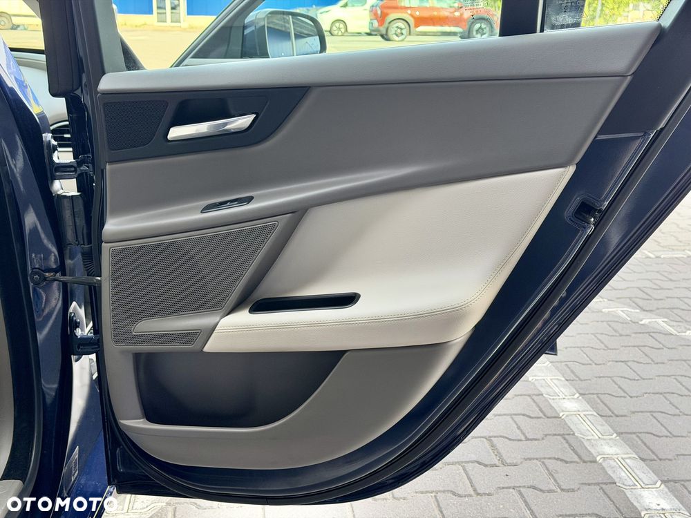 Jaguar XE 20d Pure - 21