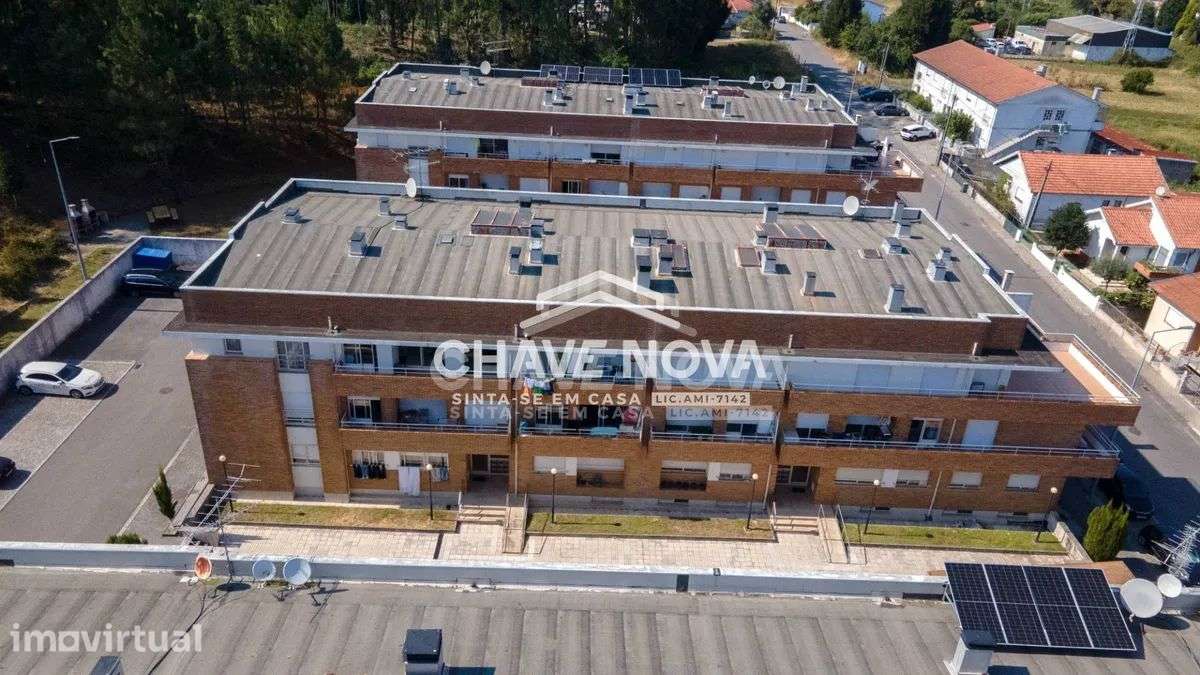 Apartamento T2, em Pedroso, com duas varandas, garagem e arrumos - Grande imagem: 2/30