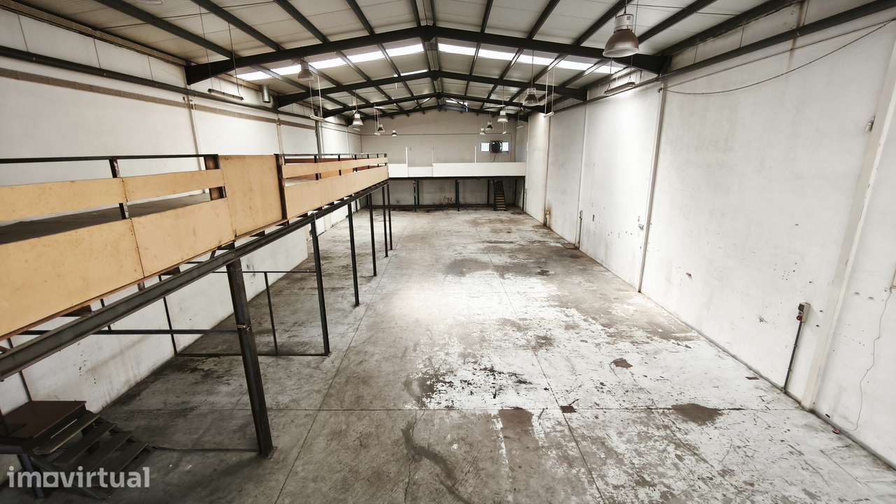 Armazém industrial, com uma área de 750m2, localizado na Z.I. Canelas. - Grande imagem: 2/13