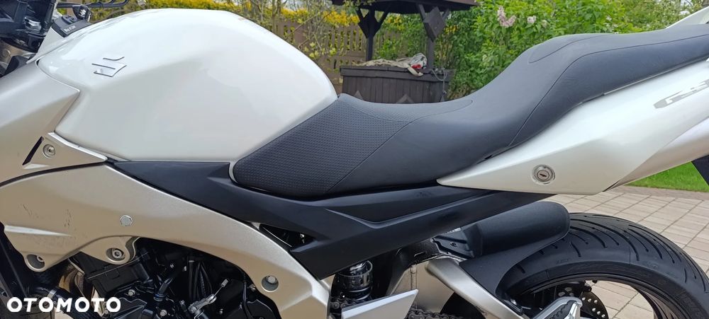 Suzuki GSR - 36