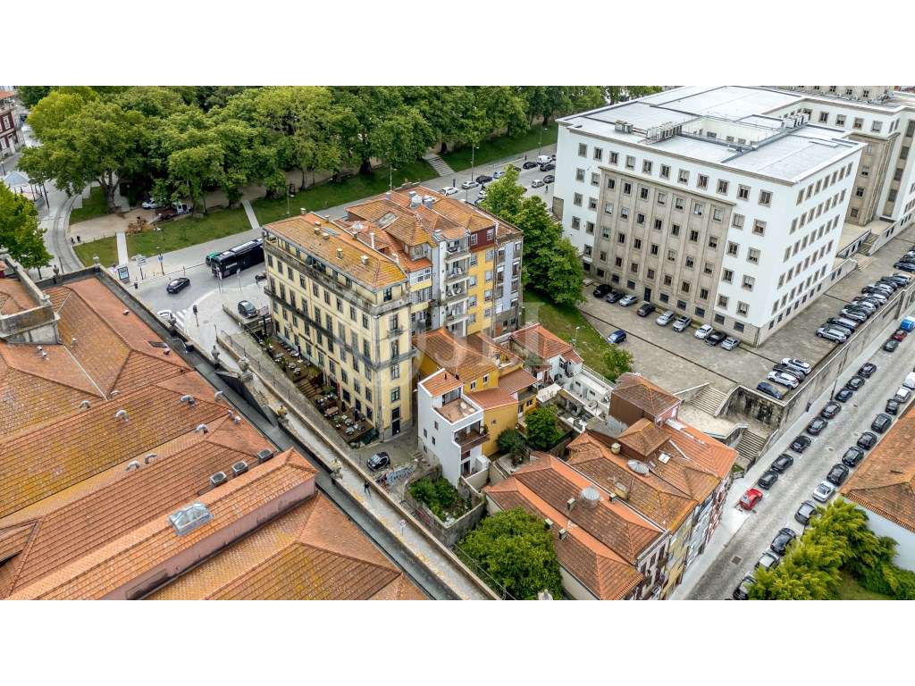 Dois prédios no centro histórico da cidade do Porto. - Grande imagem: 5/30