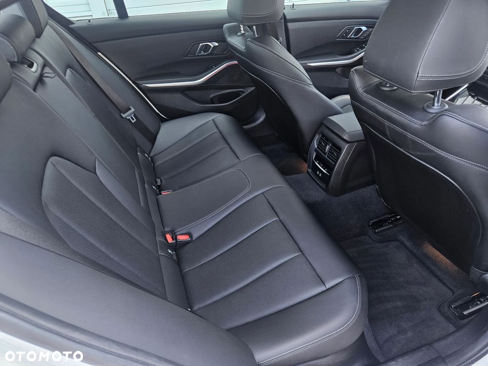 BMW Seria 3 330i - 19