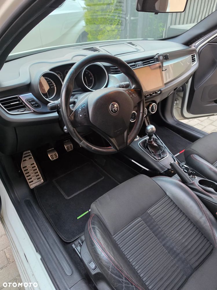 Alfa Romeo Giulietta ver-1750-tbi-quadrifoglio-verde - 24