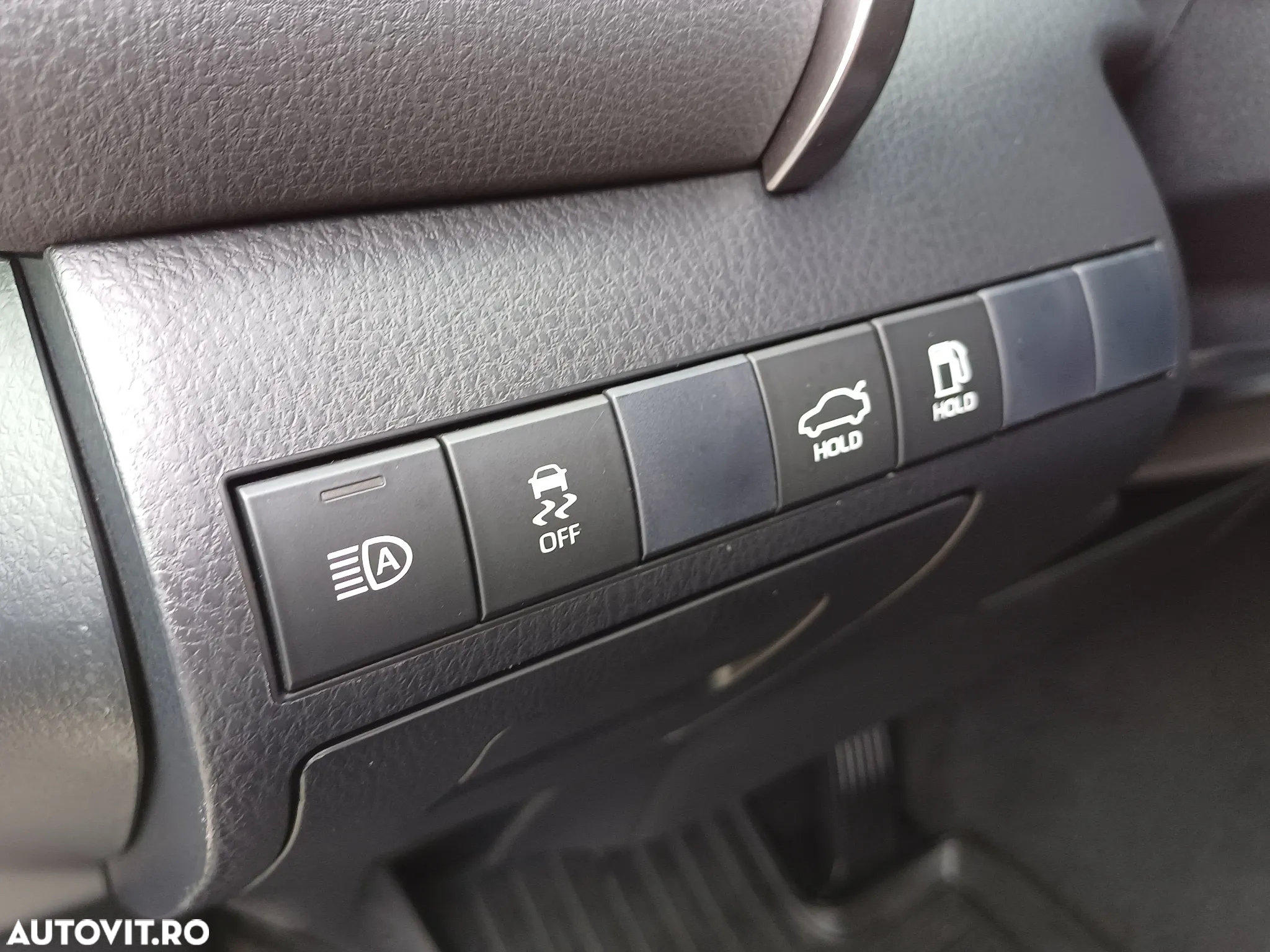 Toyota Camry 2.5 Hybrid Business - 17