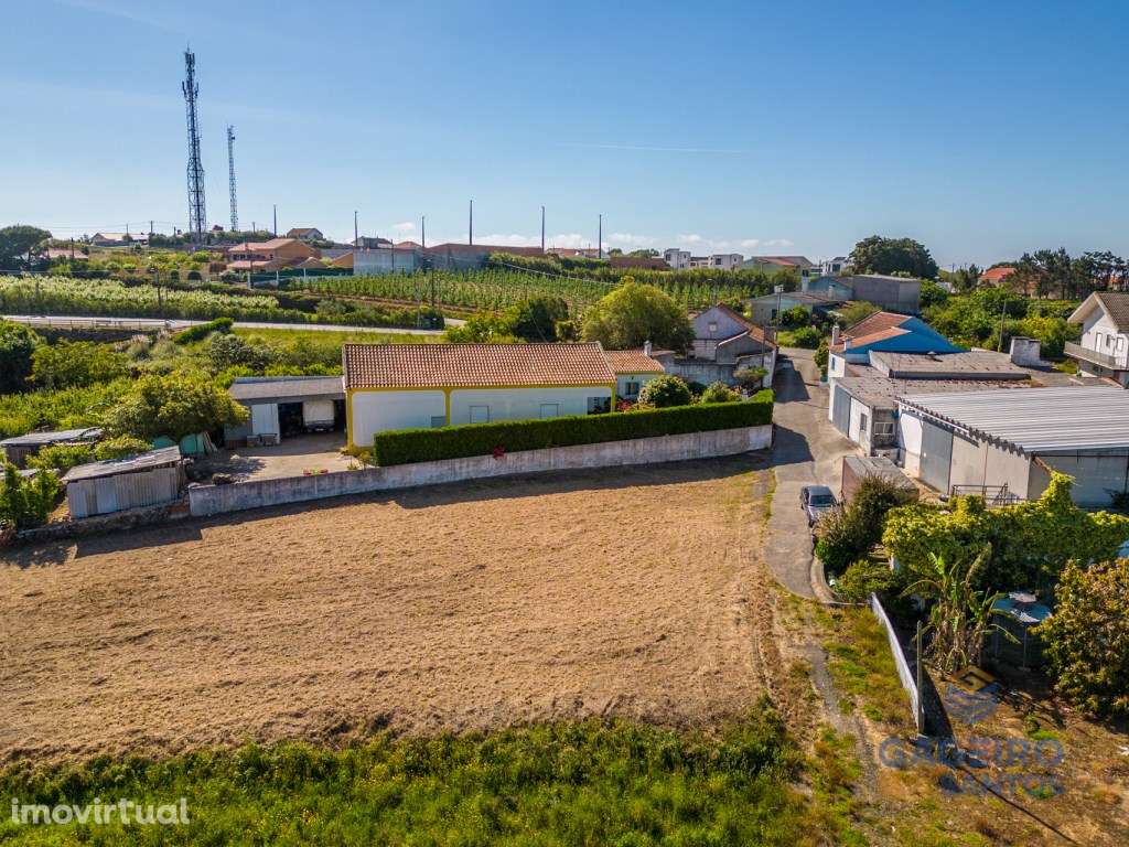 Terreno com projeto aprovado para uma moradia T3, licença a levanta... - Grande imagem: 2/22