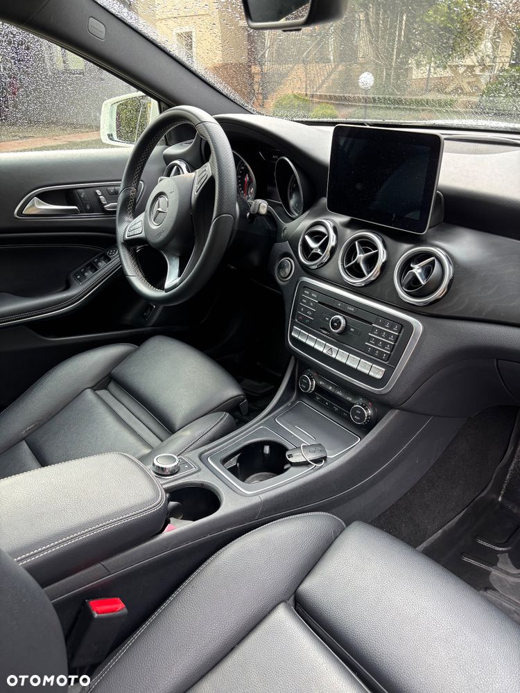 Mercedes-Benz GLA 250 4-Matic Urban - 24