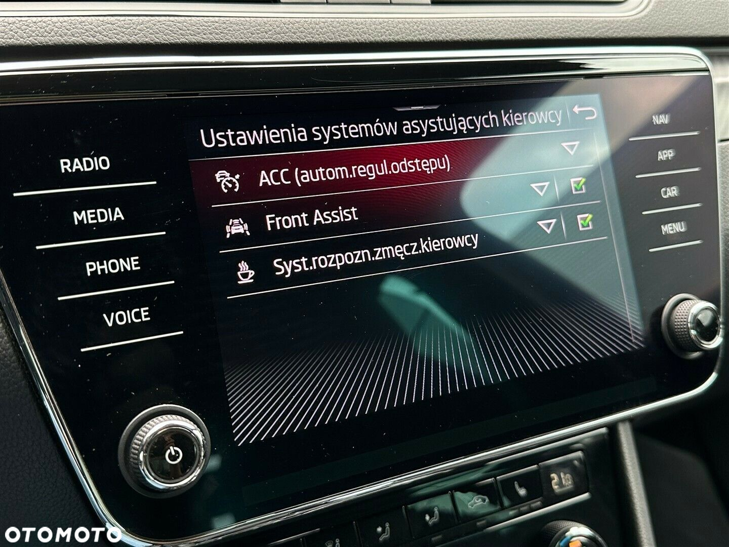 Skoda Superb 2.0 TDI SCR Sportline DSG - 25
