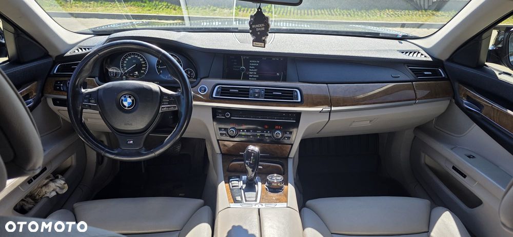 BMW Seria 7 740i - 7