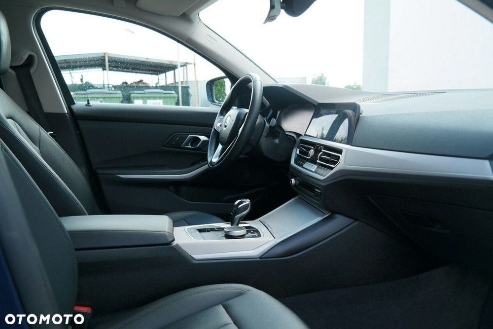 BMW Seria 3 330i Advantage sport - 12