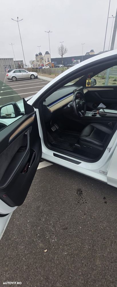 Tesla Model Y - 5