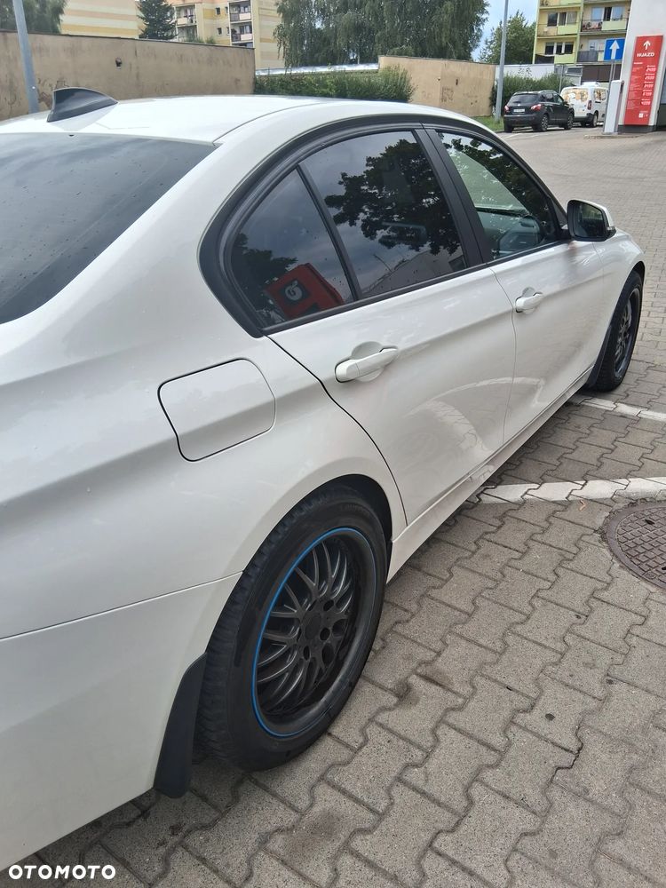 BMW Seria 3 328i xDrive - 17