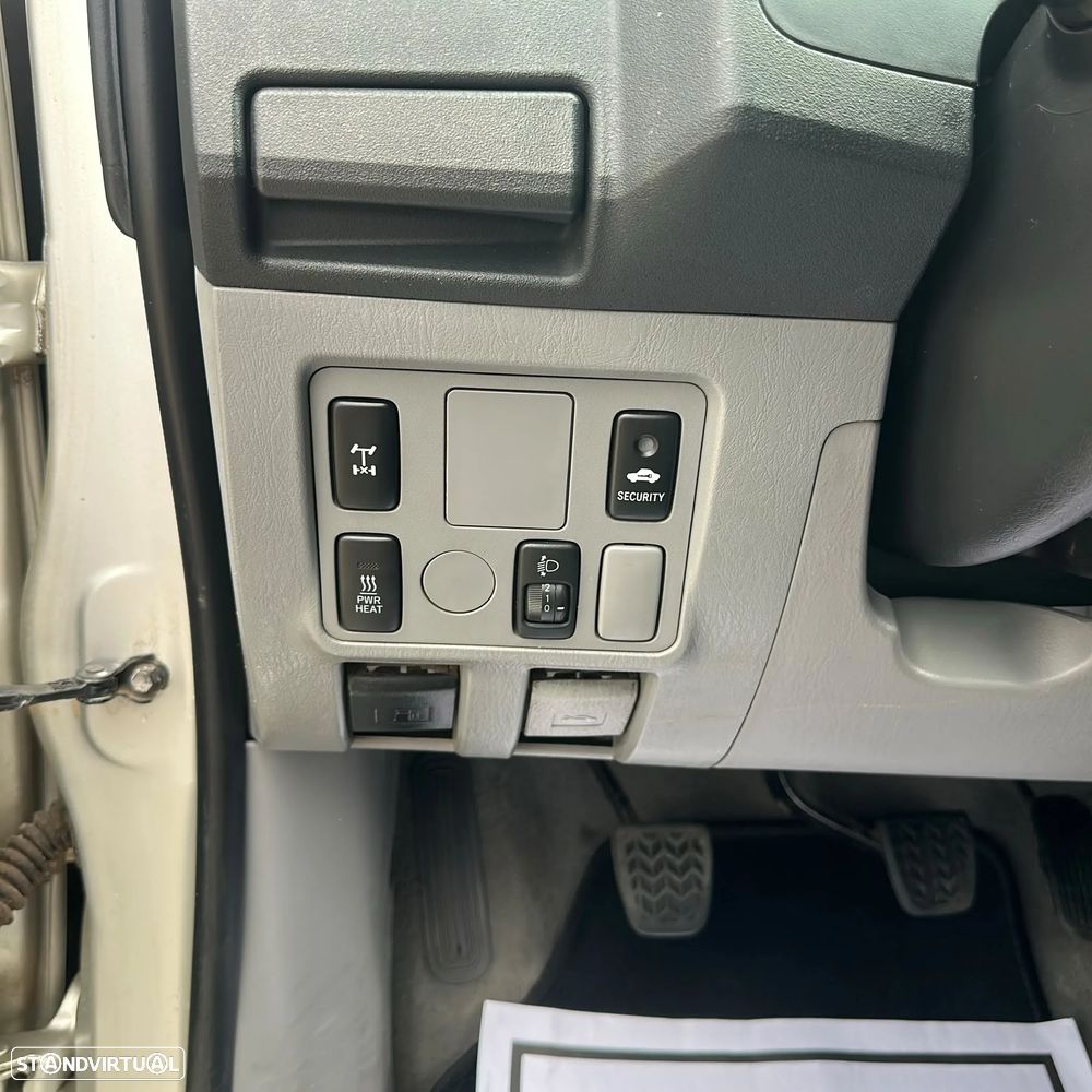 Toyota Hilux 2.5 D-4D 120 CV 4x4 - 4 Lugares - 25