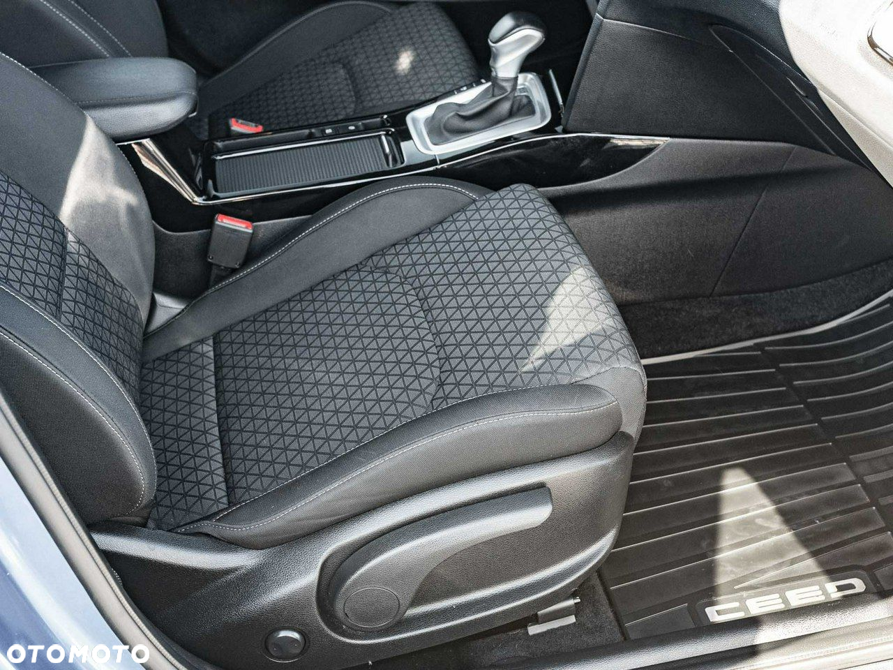 Kia Ceed - 32