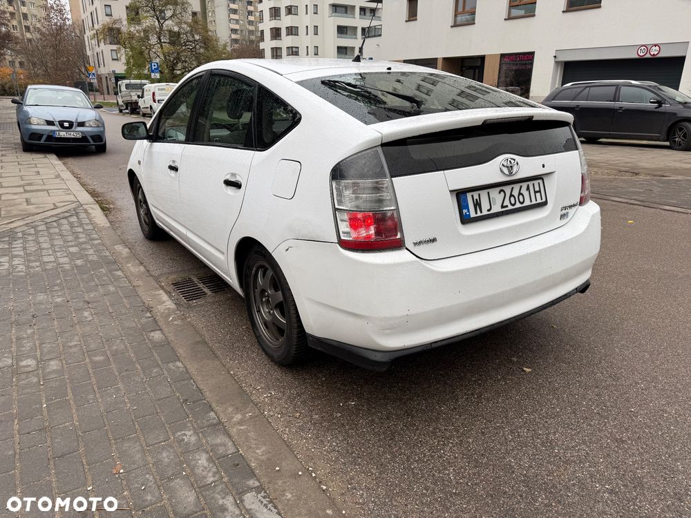 Toyota Prius - 4