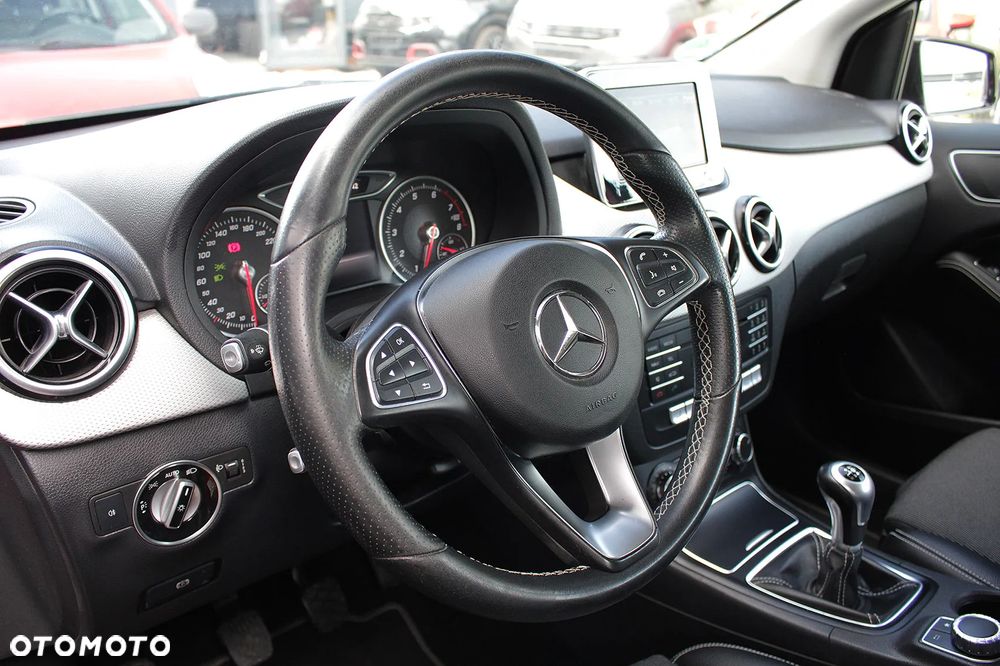 Mercedes-Benz Klasa B 180 UrbanStyle Edition - 22