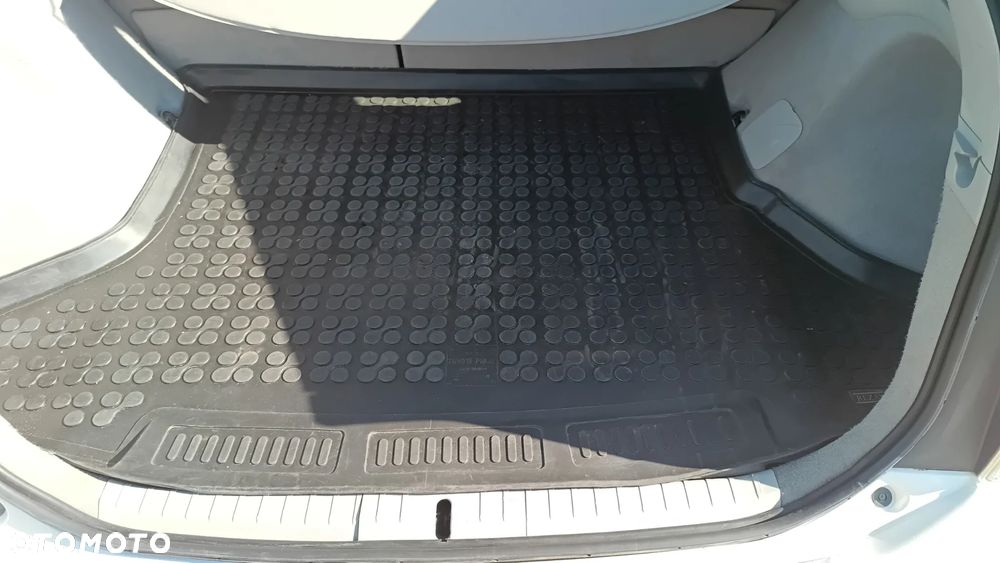 Toyota Prius (Hybrid) - 6