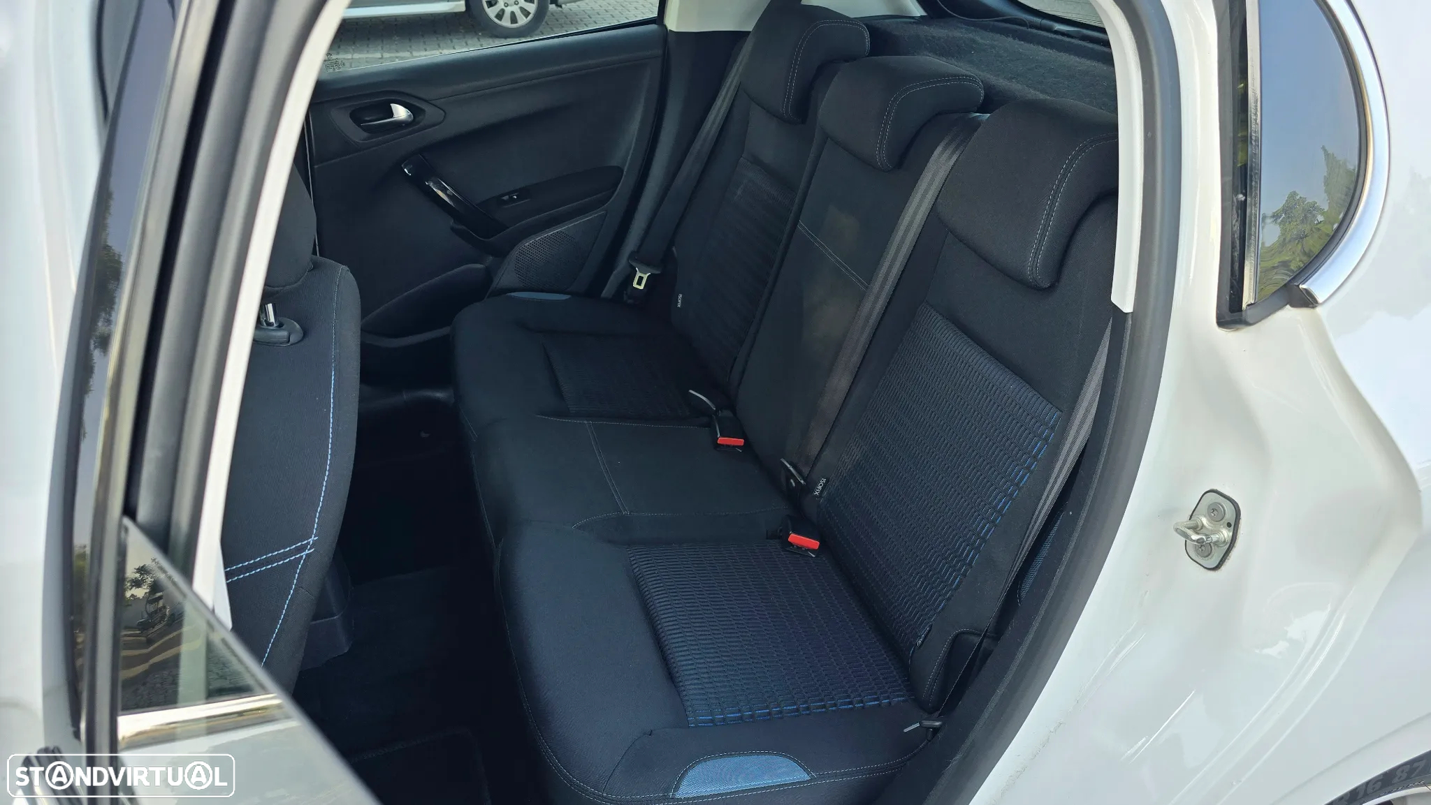 Peugeot 208 1.6 e-HDi Allure 2-Tronic - 32