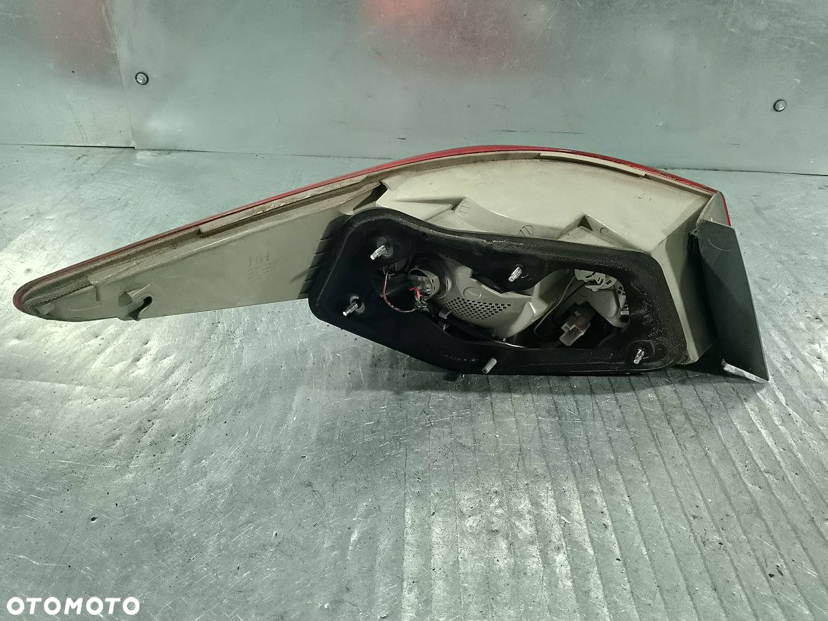 LAMPA TYLNA PRAWA HYUNDAI SONATA 92402-3Q SEDAN - 9