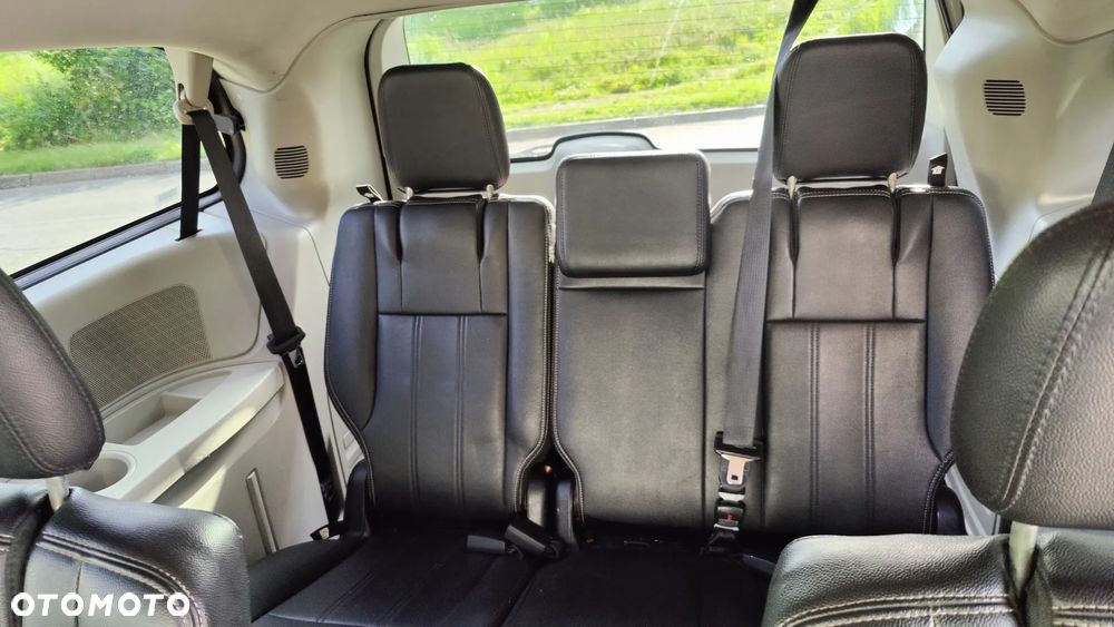 Chrysler Town & Country - 19