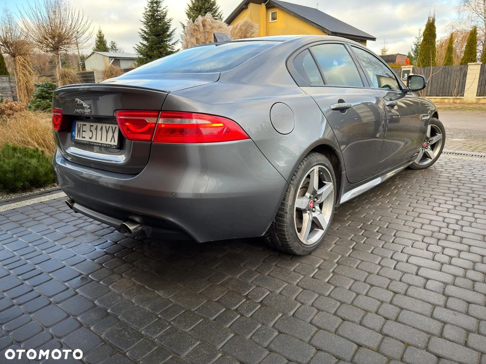 Jaguar XE 2.0 T R-Sport - 6