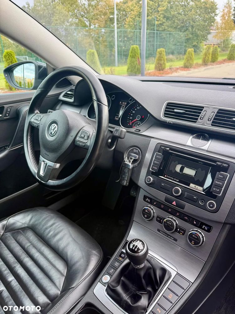 Volkswagen Passat 2.0 TDI Highline - 13