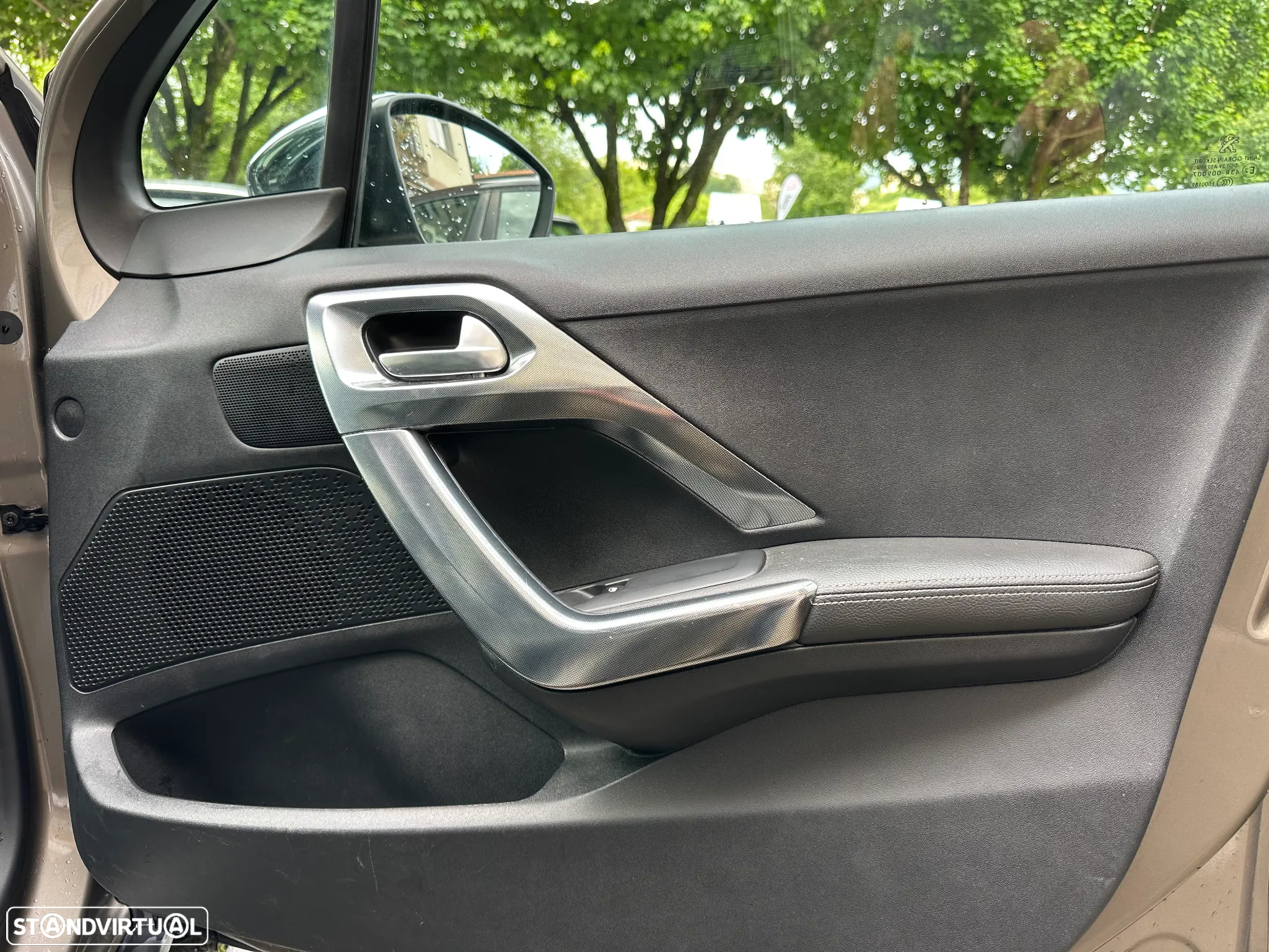 Peugeot 2008 1.2 PureTech Allure EAT6 - 22