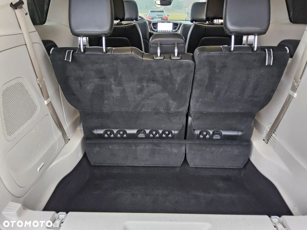 Chrysler Pacifica - 16