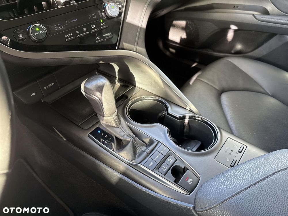 Toyota Camry 2.5 Hybrid Comfort CVT - 25