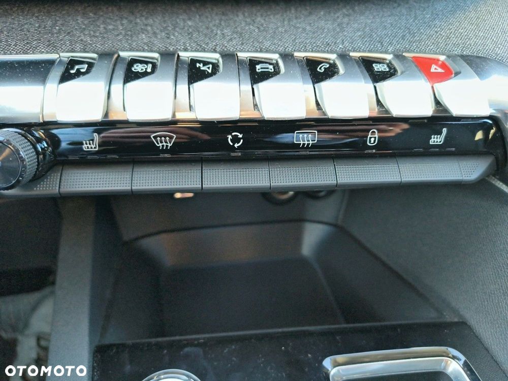 Peugeot 3008 1.2 PureTech Allure Pack S&S EAT8 - 17