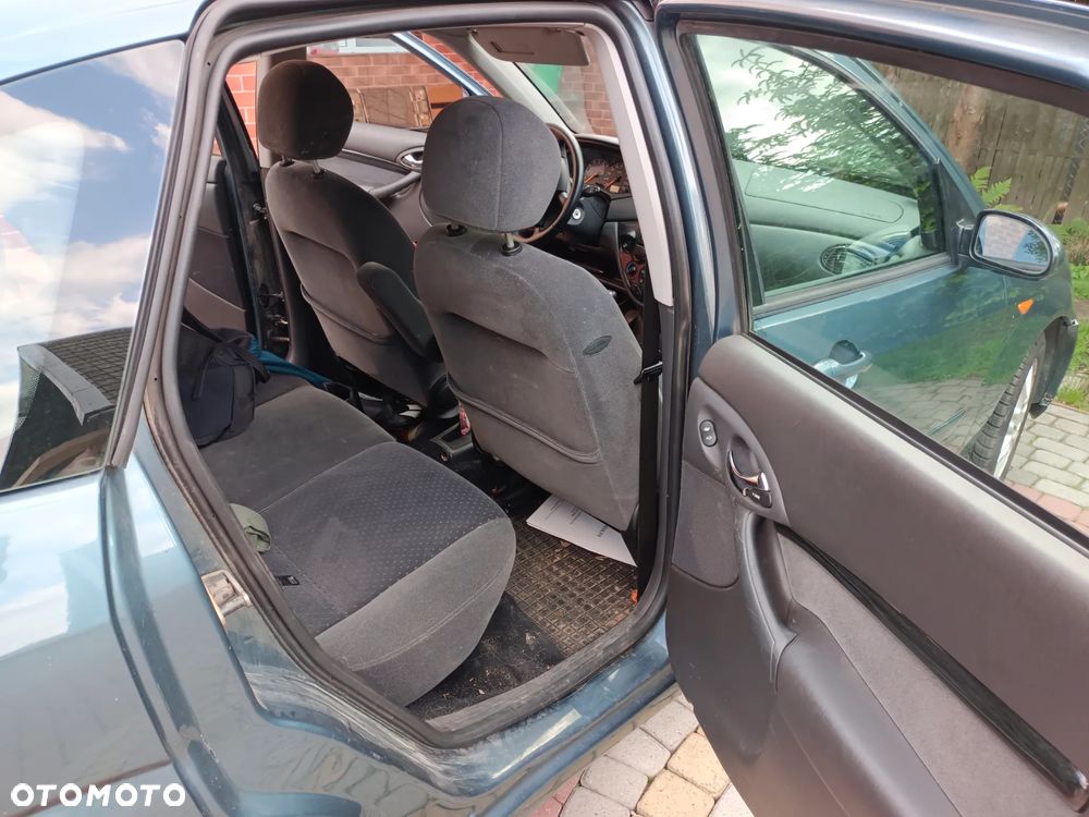 Ford Focus Ghia - 8