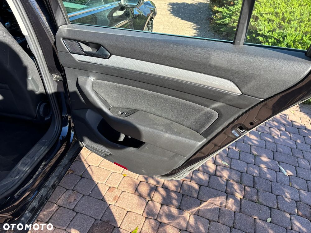 Volkswagen Passat Variant 2.0 TDI SCR DSG - 22