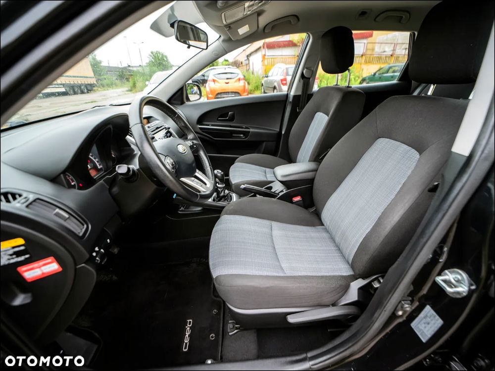 Kia Ceed - 31