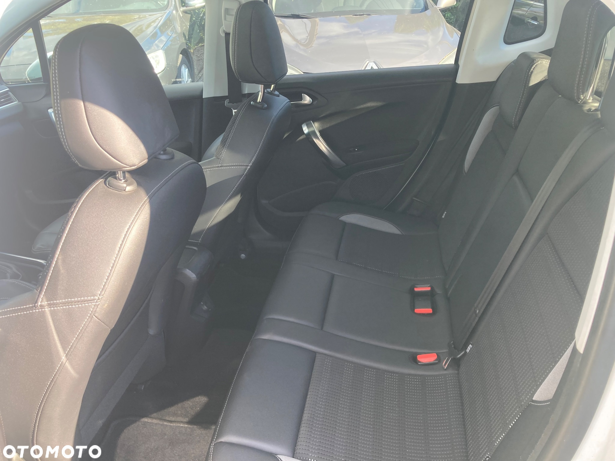 Peugeot 2008 1.6 e-HDi Allure S&S - 9