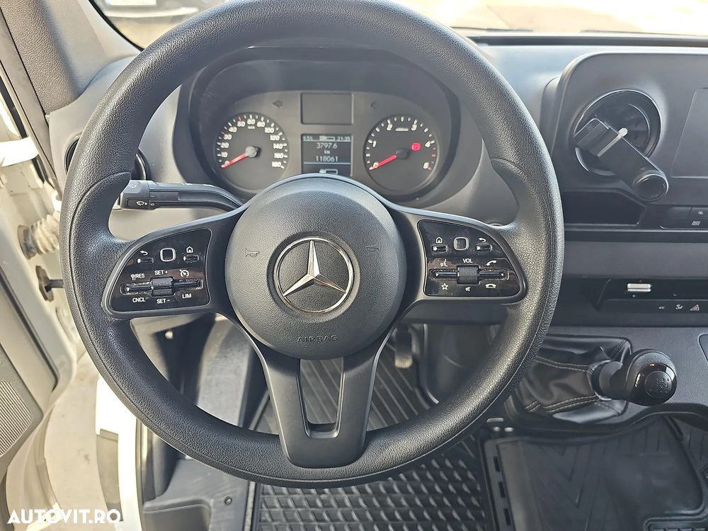 Mercedes-Benz Sprinter - 13