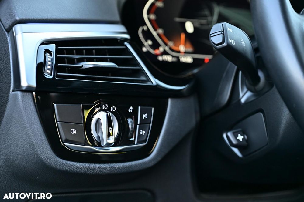 BMW Seria 5 520i Aut. Luxury Line - 27