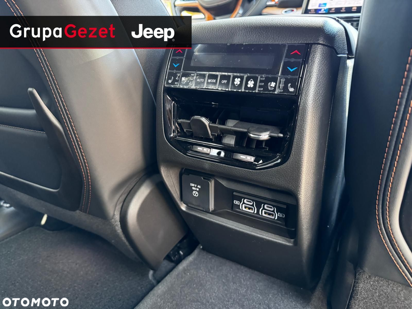 Jeep Grand Cherokee - 32