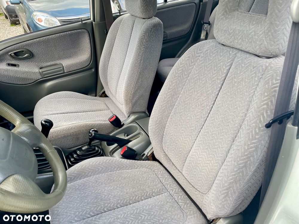 Suzuki Grand Vitara 2.0 Club - 29