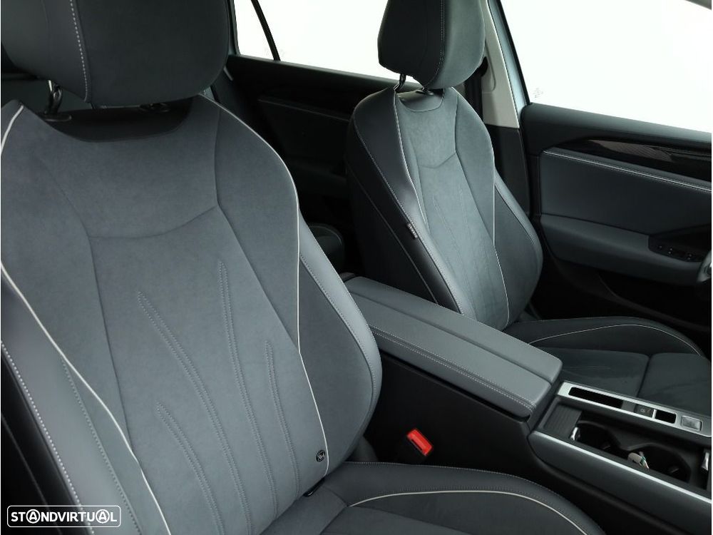 VW Passat Variant 1.5 TSI eHybrid Business DSG - 16