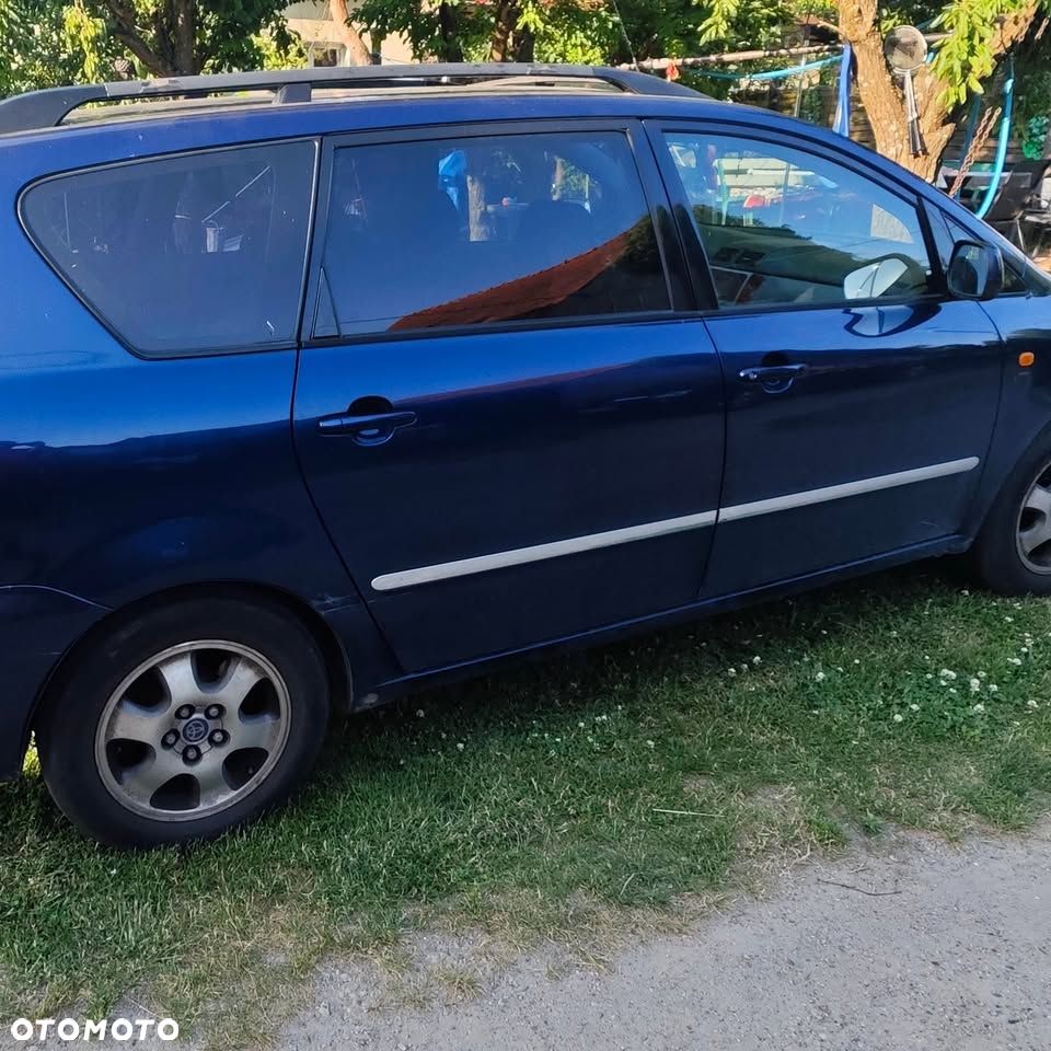 Toyota Avensis Verso - 2