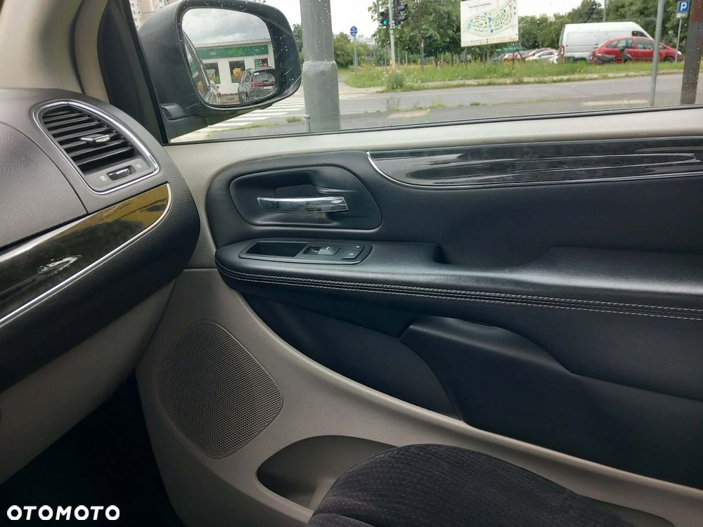 Chrysler Town & Country - 10