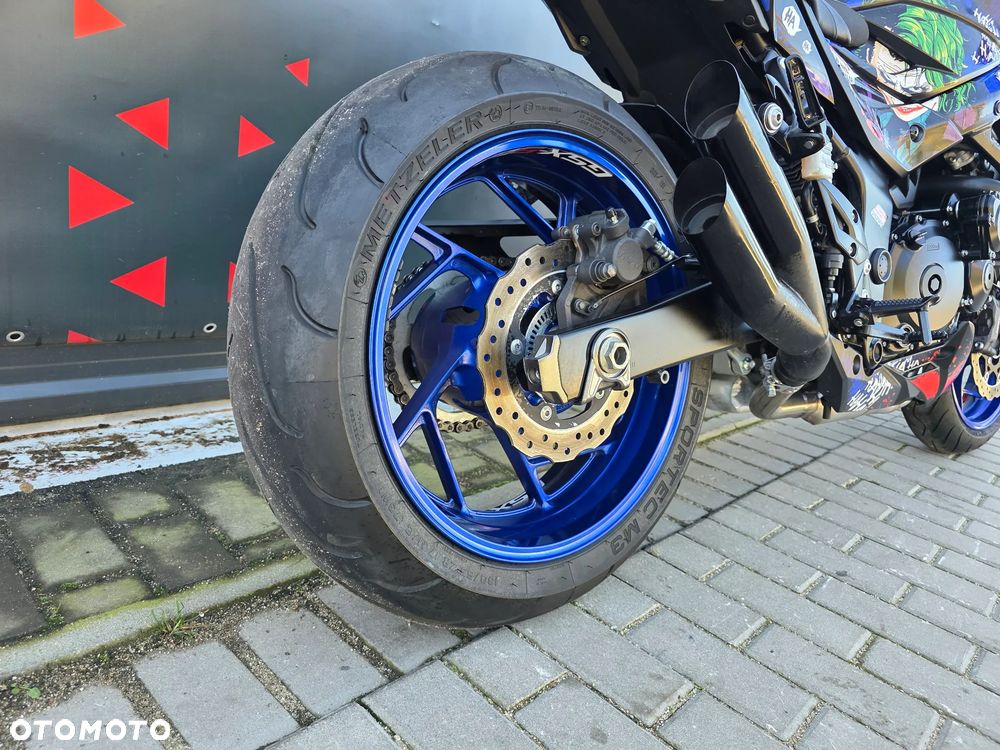 Suzuki GSX - 21
